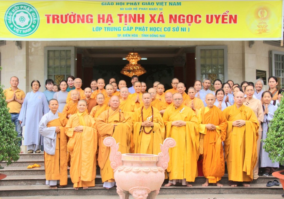 Chụp ảnh lưu niệm tại tịnh xá Ngọc Uyển Chụp ảnh lưu niệm tại tịnh xá Ngọc Uyển