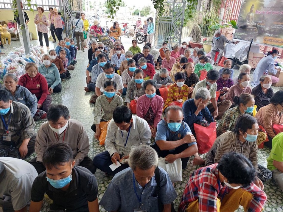 Bà con đến nhà quà