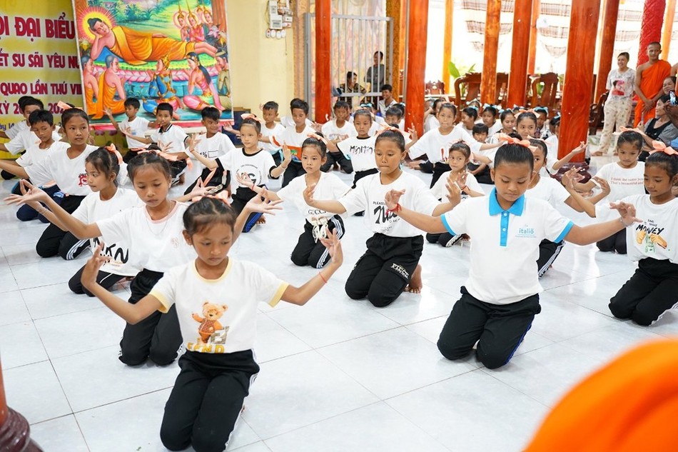 Các em học sinh trong điệu múa truyền thống của đồng bào dân tộc Khmer