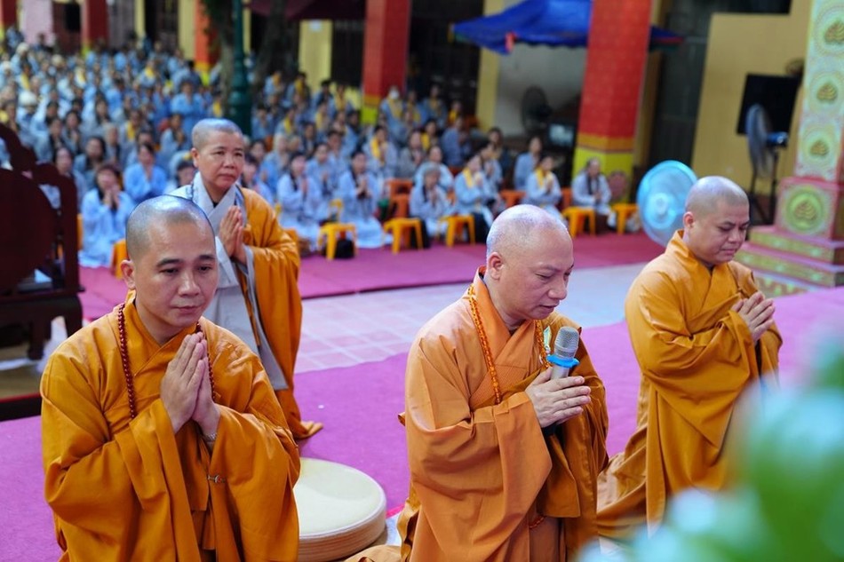 Chư tôn đức đảnh lễ, bạch Phật