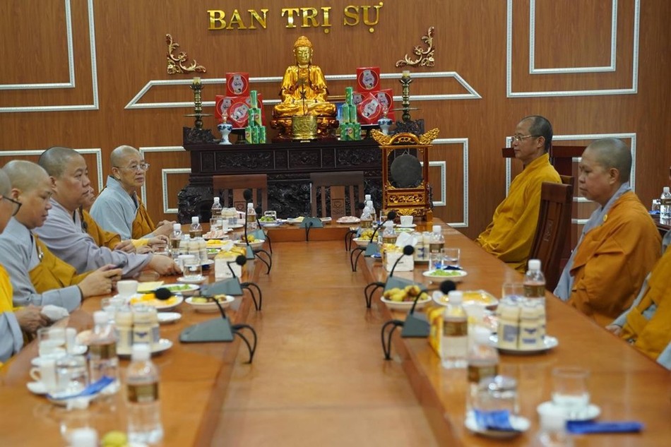 Tại trường hạ Trung tâm Phật giáo Hùng Vương (tỉnh Phú Thọ), Thượng tọa Thích Minh Nghiêm tiếp đoàn