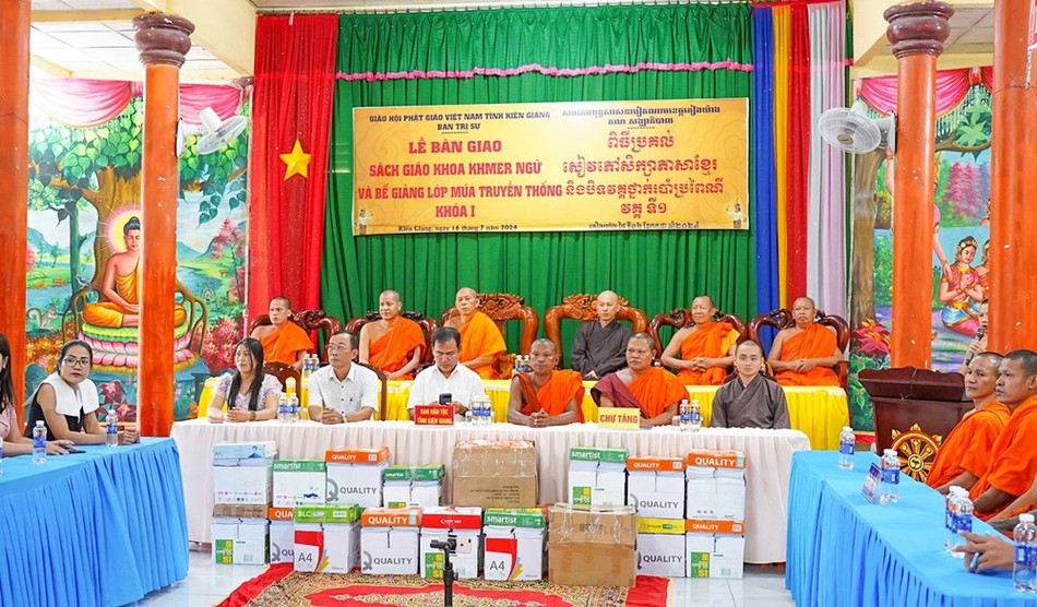 Chư tôn đức chứng minh, tham dự lễ bàn giao sách giáo khoa Khmer ngữ