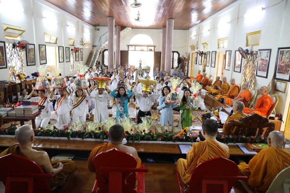 Phật tử dâng y tắm mưa đến chư Tăng