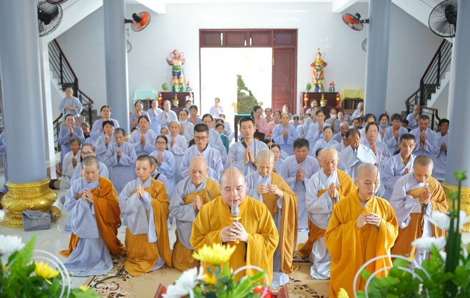 Thượng tọa Thích Thiện Tài dâng hương Tam bảo