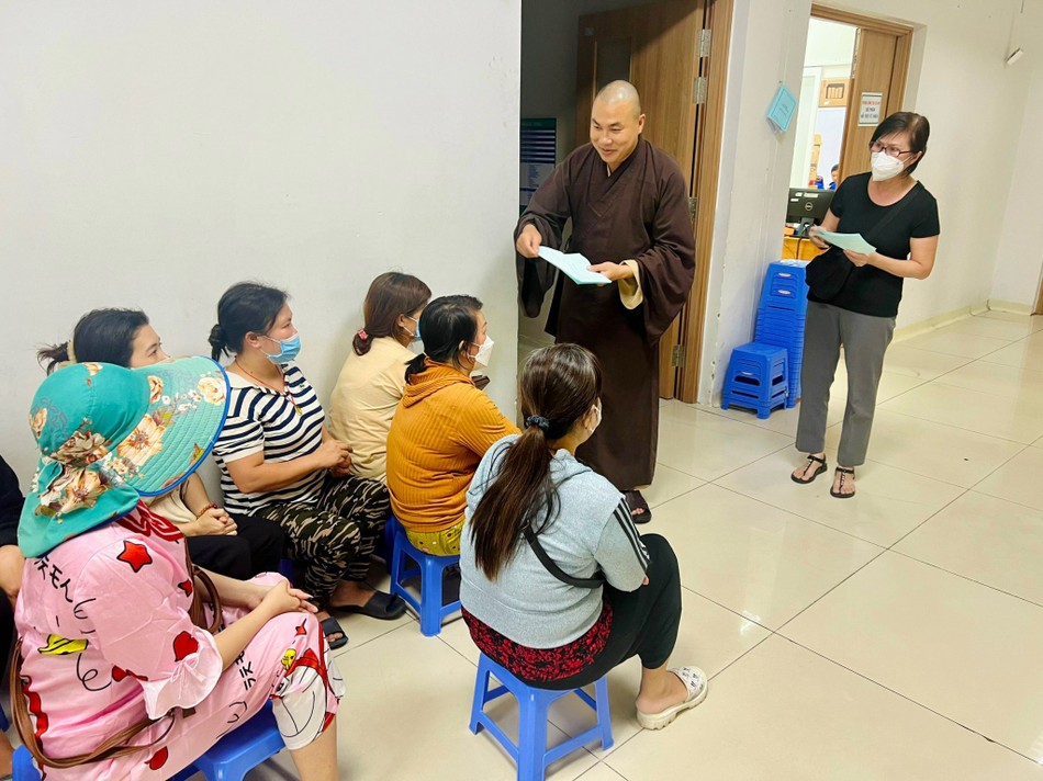 Đại đức Thích Minh Phú trao hỗ trợ điều trị đến thân nhân các bệnh nhi - Ảnh: TN Đại đức Thích Minh Phú trao hỗ trợ điều trị đến thân nhân các bệnh nhi - Ảnh: TN
