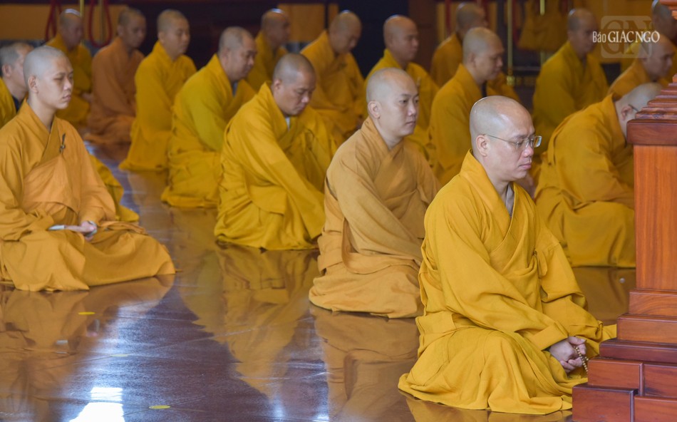 Chư tôn đức thính pháp