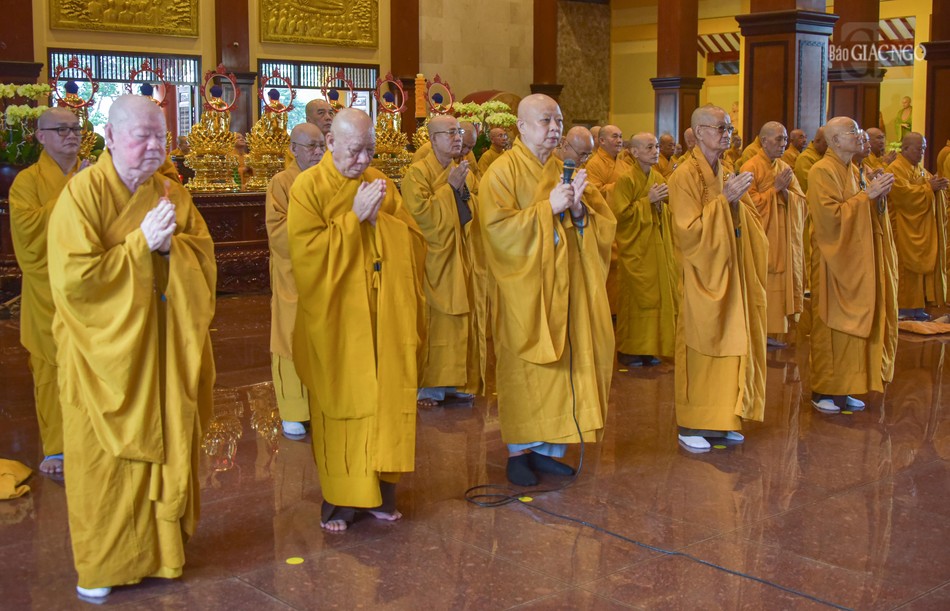 Hòa thượng Thích Lệ Trang, Trưởng ban Trị sự dẫn lễ Bố-tát