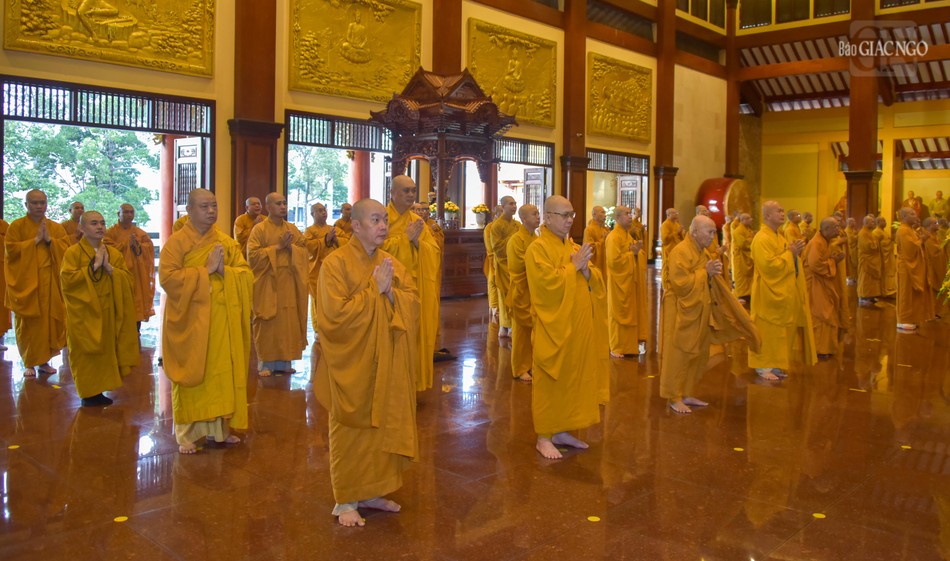 Chư Tăng vân tập định kỳ thính giới, cùng nhắc nhở nhau về giới pháp của hành giả xuất gia, nhằm nuôi lớn các thiện pháp, giới thân huệ mạng