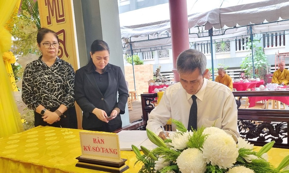 Ông Võ Văn Thiện viết sổ tang phân ưu cùng môn đồ pháp quyến Hòa thượng Thích Huệ Trí Ông Võ Văn Thiện viết sổ tang phân ưu cùng môn đồ pháp quyến Hòa thượng Thích Huệ Trí