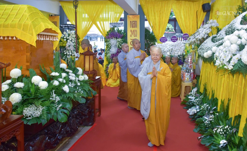 Chư Ni Phân ban Ni giới TP.HCM hữu nhiễu kim quan Hòa thượng Chư Ni Phân ban Ni giới TP.HCM hữu nhiễu kim quan Hòa thượng