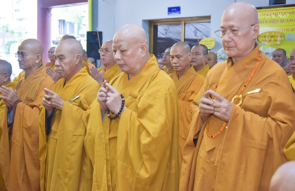 Chư tôn đức Ban Nghi lễ T.Ư, Ban Trị sự GHPGVN TP.HCM, các ban chuyên môn trực thuộc, Ban Trị sự TP.Thủ Đức, 21 quận huyện kính viếng Giác linh Hòa thượng tân viên tịch Chư tôn đức Ban Nghi lễ T.Ư, Ban Trị sự GHPGVN TP.HCM, các ban chuyên môn trực thuộc, Ban Trị sự TP.Thủ Đức, 21 quận huyện kính viếng Giác linh Hòa thượng tân viên tịch