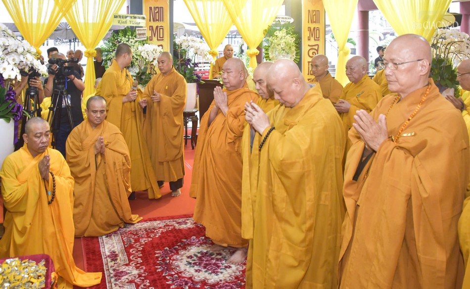 Hòa thượng Thích Lệ Trang, cùng chư tôn đức Ban Thường trực Ban Trị sự TP.HCM viếng Giác linh Hòa thượng Thích Huệ Trí và chư tôn đức đại diện môn đồ pháp quyến Hòa thượng Thích Lệ Trang, cùng chư tôn đức Ban Thường trực Ban Trị sự TP.HCM viếng Giác linh Hòa thượng Thích Huệ Trí và chư tôn đức đại diện môn đồ pháp quyến