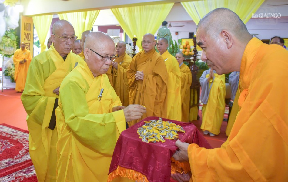 Chư tôn đức thiền viện Vạn Hạnh, Q.Phú Nhuận thọ tâm tang Chư tôn đức thiền viện Vạn Hạnh, Q.Phú Nhuận thọ tâm tang