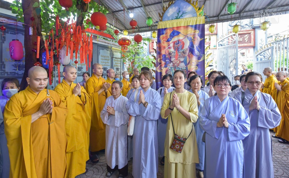 Các Phật tử cung đón Hòa thượng trở về chùa Các Phật tử cung đón Hòa thượng trở về chùa