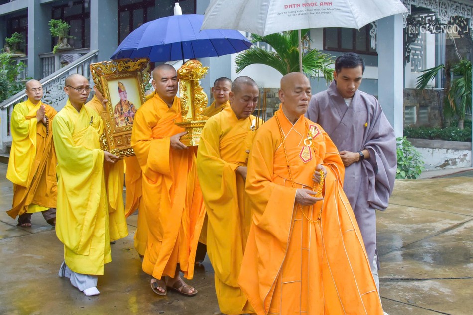 Môn đồ pháp quyến cung thỉnh bát hương, linh mô, di ảnh Hòa thượng yết Phật, Tổ tại chùa Quang Minh, Q.Phú Nhuận Môn đồ pháp quyến cung thỉnh bát hương, linh mô, di ảnh Hòa thượng yết Phật, Tổ tại chùa Quang Minh, Q.Phú Nhuận