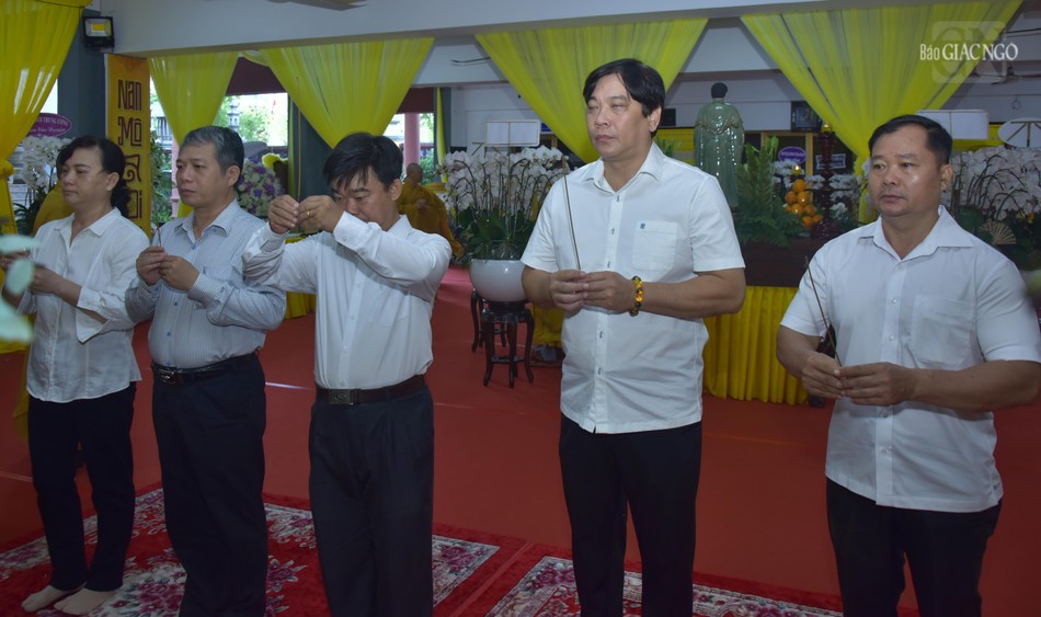 Đoàn Ban Tôn giáo TP.HCM kính viếng