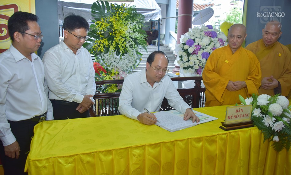 Phó Bí thư Thường trực Thành ủy TP.HCM viết sổ tang lưu niệm