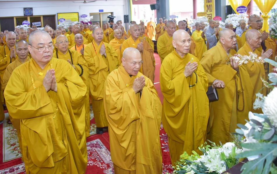 Chư tôn giáo phẩm Hội đồng Chứng minh, Hội đồng Trị sự tưởng niệm Giác linh Hòa thượng Thích Huệ Trí trước khi cung thỉnh kim quan