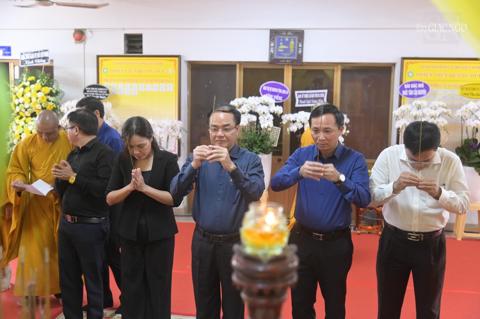 Phái đoàn Bộ Nội vụ, Ban Tôn giáo Chính phủ dâng hương kính viếng