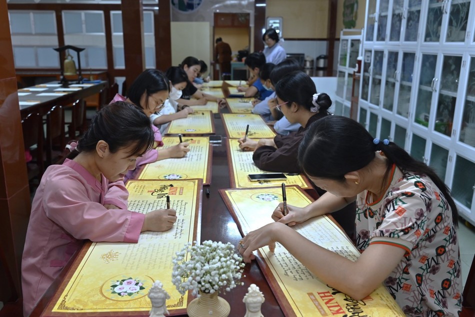 Phật tử về chùa chép kinh