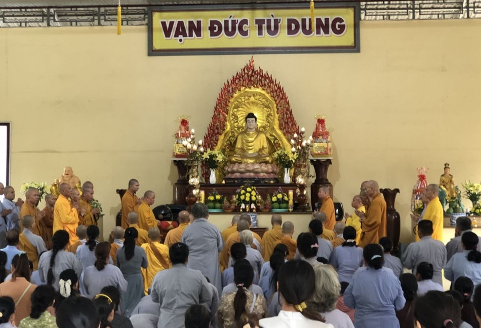 Ban Trị sự H.Vĩnh Cửu hướng dẫn đạo tràng Phật tử cúng dường trường hạ Ban Trị sự H.Vĩnh Cửu hướng dẫn đạo tràng Phật tử cúng dường trường hạ