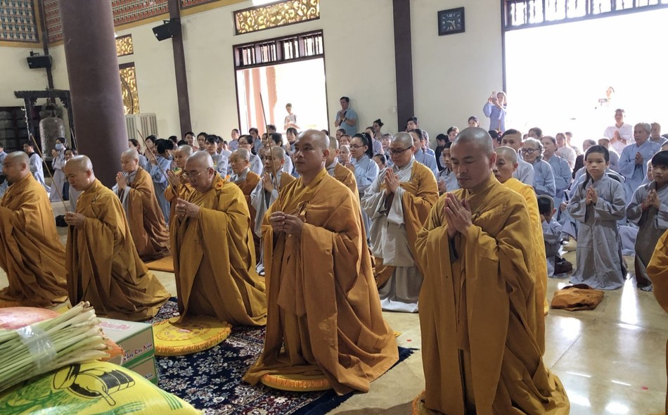 Chư tôn đức Ban Trị sự H.Vĩnh Cửu tác bạch cúng dường trường hạ Chư tôn đức Ban Trị sự H.Vĩnh Cửu tác bạch cúng dường trường hạ