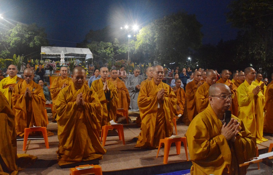 Chư tôn đức Ban Trị sự GHPGVN thực hiện khóa lễ nhân ngày vía Bồ-tát Quán Thế Âm Chư tôn đức Ban Trị sự GHPGVN thực hiện khóa lễ nhân ngày vía Bồ-tát Quán Thế Âm