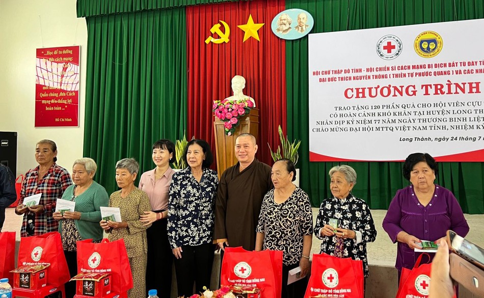 Đoàn trao quà đến các gia đình diện chính sách