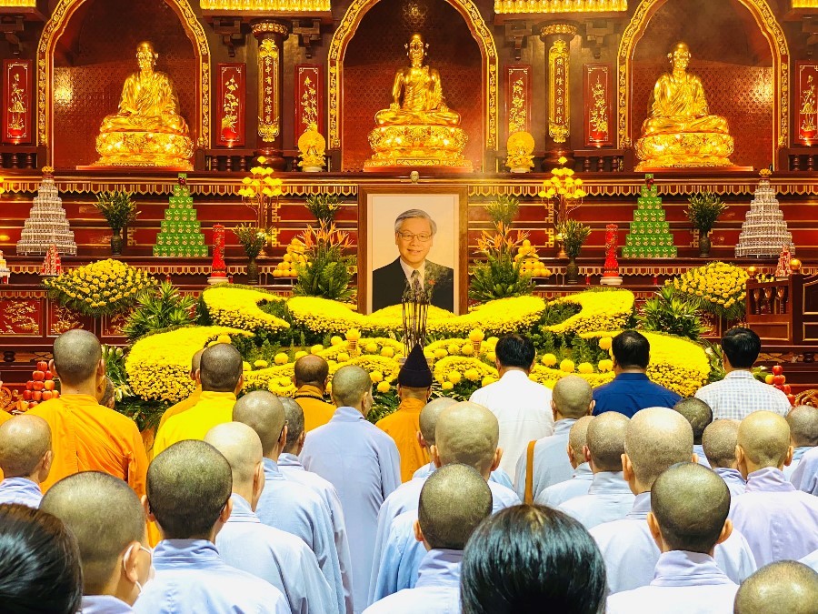 Chư tôn đức Tăng Ni cùng Phật tử nhất tâm cầu nguyện Chư tôn đức Tăng Ni cùng Phật tử nhất tâm cầu nguyện