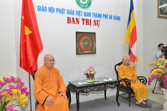 Hòa thượng Thích Từ Nghiêm đón tiếp Hòa thượng Thích Quảng Tùng và đoàn Ban Từ thiện xã hội T.Ư tại Văn phòng Ban Trị sự TP.Đà Nẵng