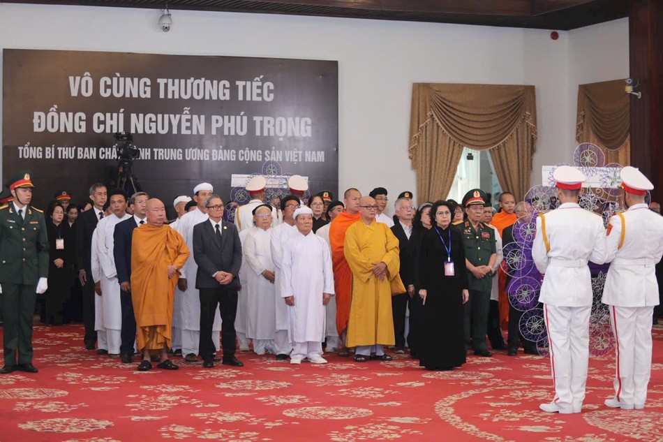 Đoàn do bà Tô Thị Bích Châu, Phó Chủ tịch Ủy ban T.ƯMTTQVN làm trưởng đoàn, cùng đại biểu các tôn giáo kính viếng Tổng Bí thư tại Hội trường Thống Nhất, TP.HCM - Ảnh: TTXVN Đoàn do bà Tô Thị Bích Châu, Phó Chủ tịch Ủy ban T.ƯMTTQVN làm trưởng đoàn, cùng đại biểu các tôn giáo kính viếng Tổng Bí thư tại Hội trường Thống Nhất, TP.HCM - Ảnh: TTXVN