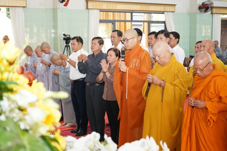 Chư tôn đức Ban Chứng minh, Ban Thường trực Ban Trị sự dâng hương tưởng niệm Chư tôn đức Ban Chứng minh, Ban Thường trực Ban Trị sự dâng hương tưởng niệm