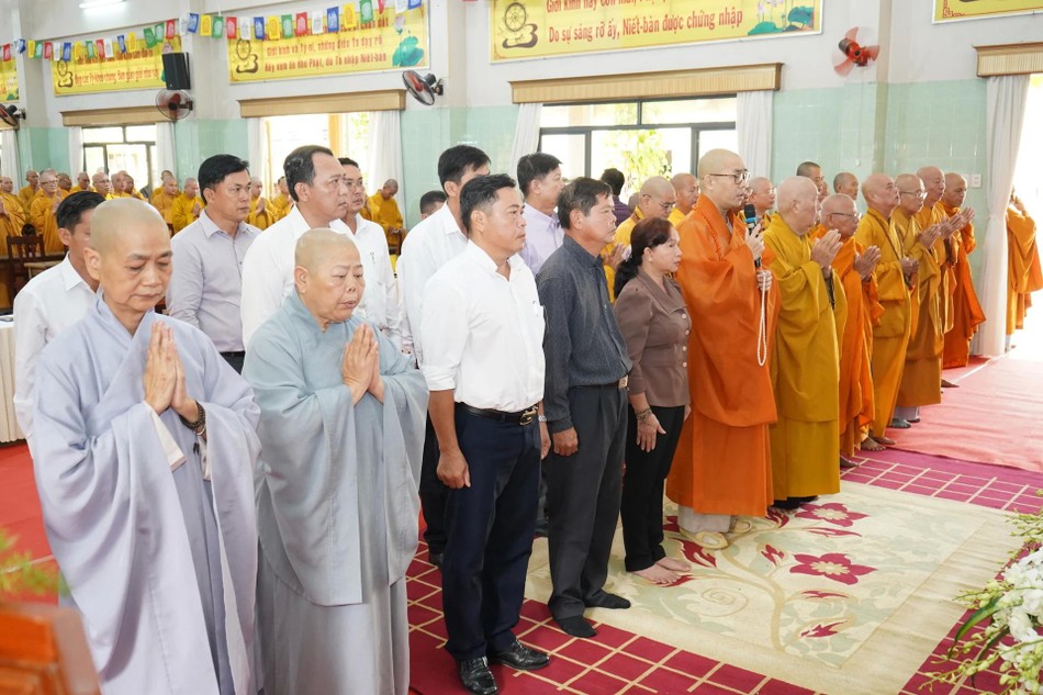 Đại chúng thực hiện khóa lễ theo nghi thức truyền thống Phật giáo Đại chúng thực hiện khóa lễ theo nghi thức truyền thống Phật giáo