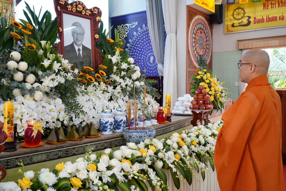 Thượng tọa Thích Quảng Lộc, Trưởng ban Trị sự GHPGVN tỉnh thắp nén hương lòng tưởng niệm Thượng tọa Thích Quảng Lộc, Trưởng ban Trị sự GHPGVN tỉnh thắp nén hương lòng tưởng niệm
