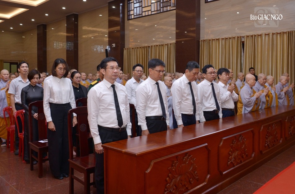Đại diện các cơ quan TP.HCM có các ông Dương Ngọc Hải, Phó Chủ tịch UBND TP.HCM; Nguyễn Mạnh Cường, Trưởng ban Dân vận Thành ủy TP.HCM; Phạm Minh Tuấn, Phó Chủ tịch Ủy ban MTTQVN TP.HCM; Nguyễn Văn Lượng, Phó Trưởng ban Tôn giáo TP.HCM; bà Phạm Thị Yến Bình, đại diện Phòng An ninh nội địa - Công an TP.HCM, cùng lãnh đạo chính quyền Q.10... Đại diện các cơ quan TP.HCM có các ông Dương Ngọc Hải, Phó Chủ tịch UBND TP.HCM; Nguyễn Mạnh Cường, Trưởng ban Dân vận Thành ủy TP.HCM; Phạm Minh Tuấn, Phó Chủ tịch Ủy ban MTTQVN TP.HCM; Nguyễn Văn Lượng, Phó Trưởng ban Tôn giáo TP.HCM; bà Phạm Thị Yến Bình, đại diện Phòng An ninh nội địa - Công an TP.HCM, cùng lãnh đạo chính quyền Q.10...
