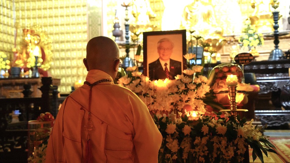 Thượng tọa Thích Quảng Hiền thành kính tưởng niệm trước di ảnh Tổng Bí thư Nguyễn Phú Trọng Thượng tọa Thích Quảng Hiền thành kính tưởng niệm trước di ảnh Tổng Bí thư Nguyễn Phú Trọng