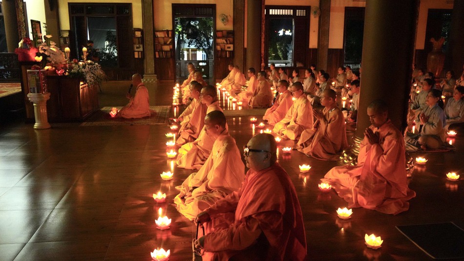 Chư tôn đức thắp nến tưởng niệm trong không khí thiêng liêng Chư tôn đức thắp nến tưởng niệm trong không khí thiêng liêng