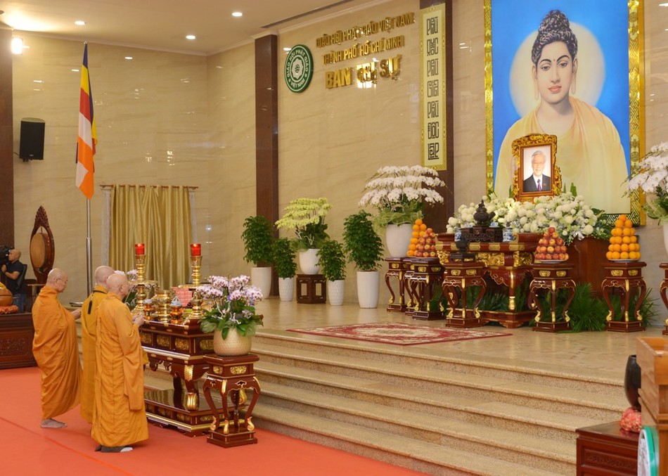 Đức Pháp chủ và chư vị giáo phẩm Hội đồng Chứng minh thắp hương tưởng niệm Đức Pháp chủ và chư vị giáo phẩm Hội đồng Chứng minh thắp hương tưởng niệm