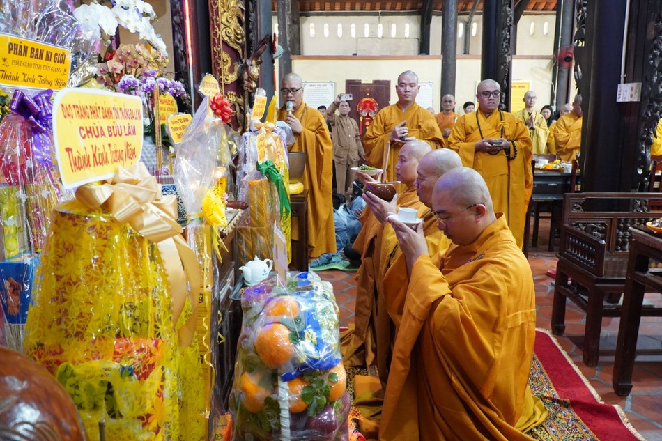 Dâng phạn thực cúng dường trong ngày tưởng niệm