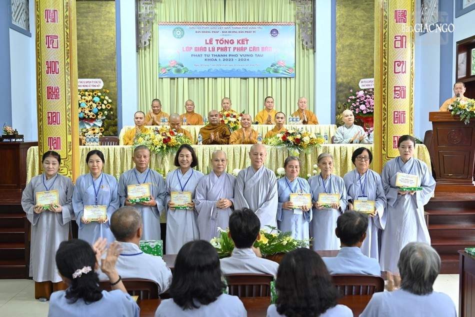 Các Phật tử nhận giấy chứng nhận sau một năm kiên trì theo học Các Phật tử nhận giấy chứng nhận sau một năm kiên trì theo học
