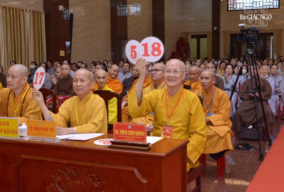 Chư tôn đức Ban Giám khảo chấm phần thi của thí sinh Sa-di Thích Trung Nguyện