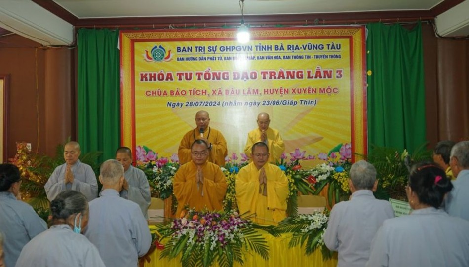 Niệm Phật cầu gia hộ tại khóa tu Tổng đạo tràng lần III