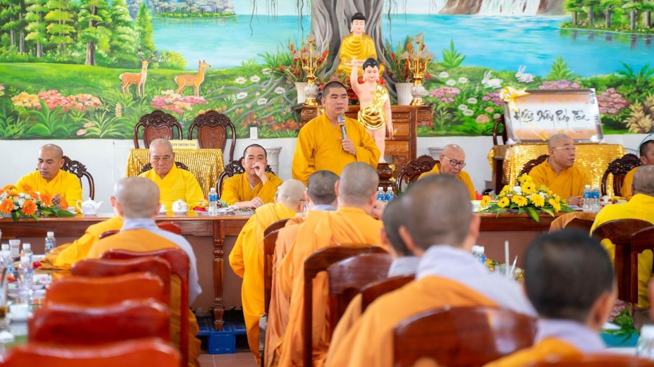 Đại đức Thích Nguyên Nguyệt trình bày các vấn đề liên quan công tác hành chánh Giáo hội Đại đức Thích Nguyên Nguyệt trình bày các vấn đề liên quan công tác hành chánh Giáo hội