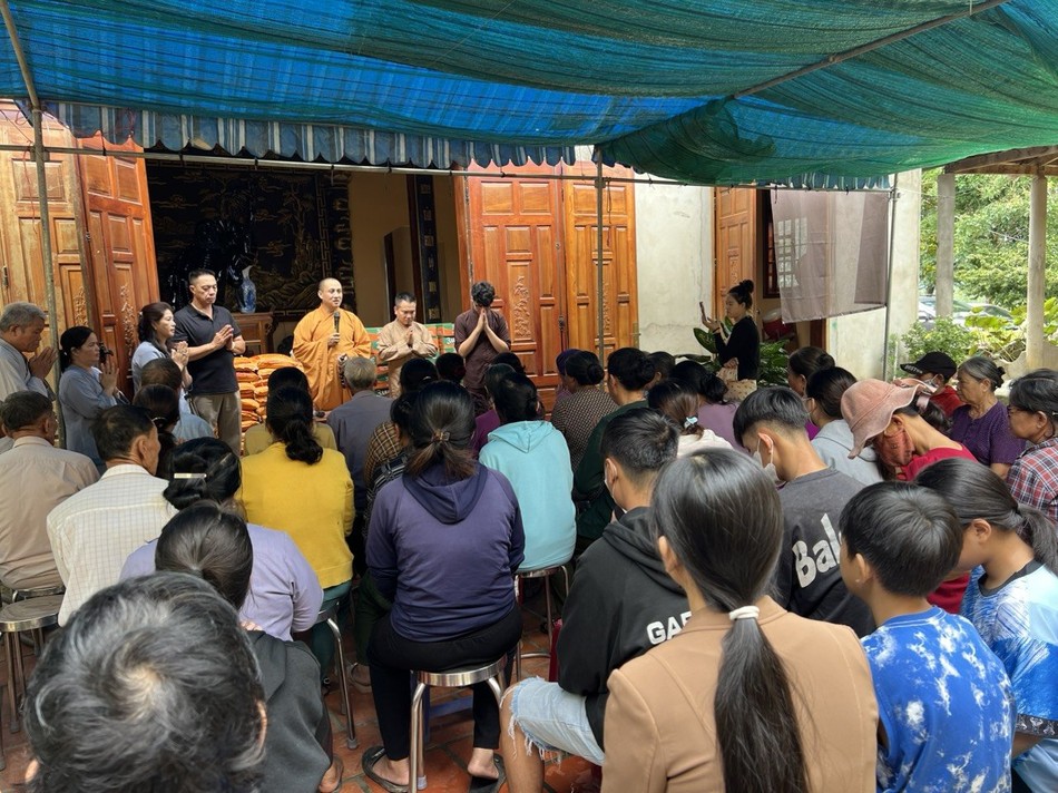 Buổi trao quà đến bà con xã Đạ Lây