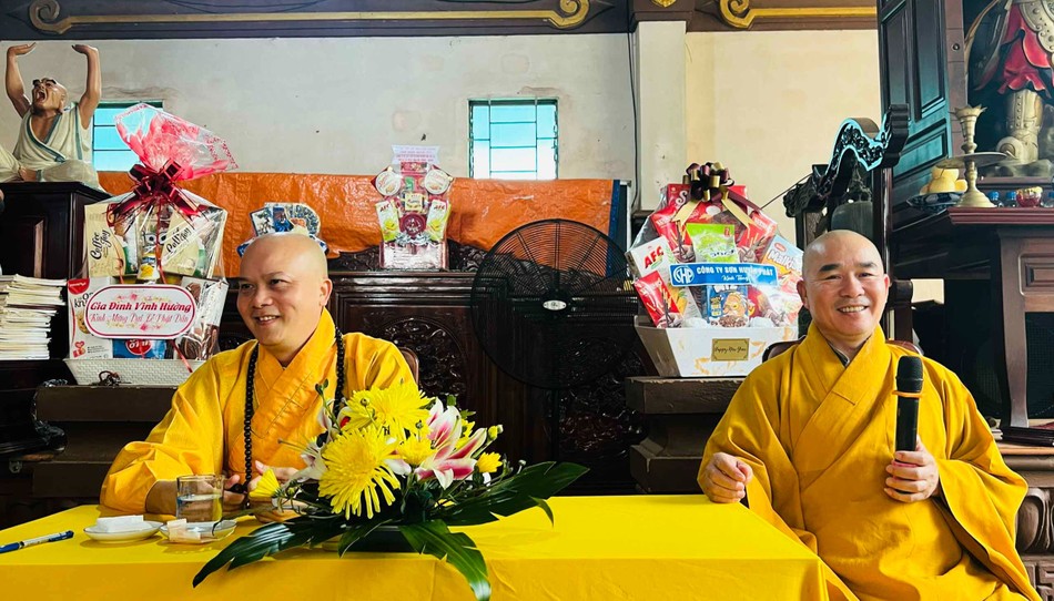 Nhị vị Đại đức hướng dẫn khóa tu Nhị vị Đại đức hướng dẫn khóa tu