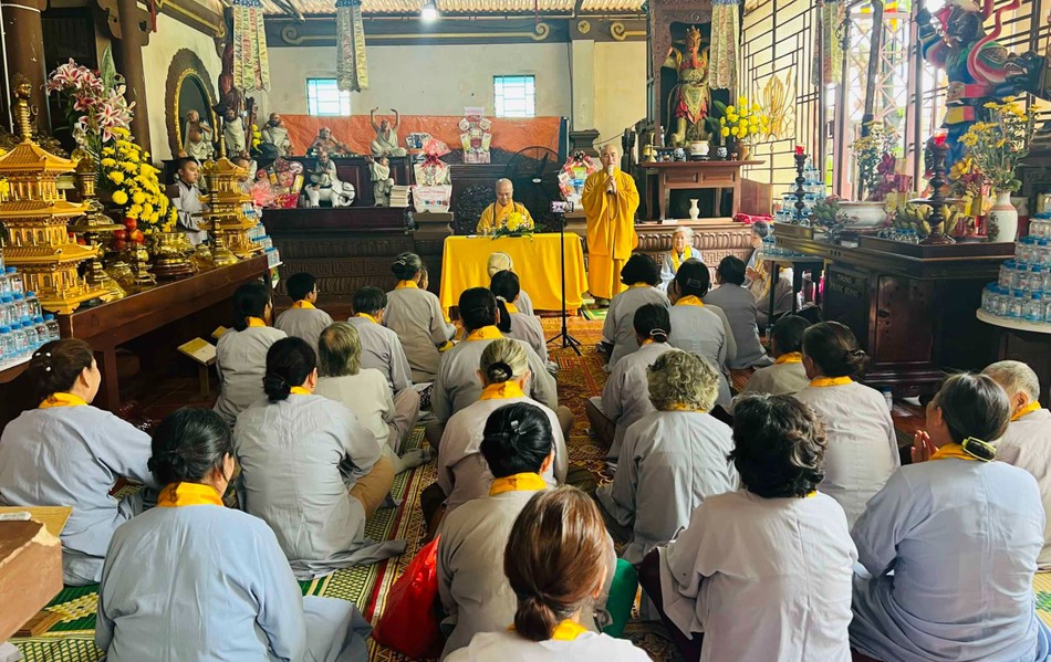 Phật tử tham gia khóa tu Bát Quan trai tại chùa Minh Đạo Phật tử tham gia khóa tu Bát Quan trai tại chùa Minh Đạo