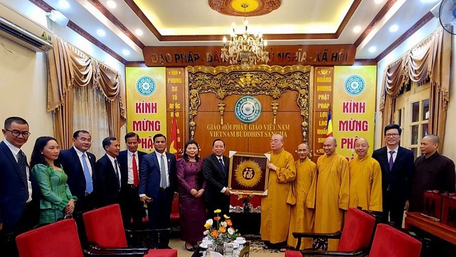 Trao quà lưu niệm