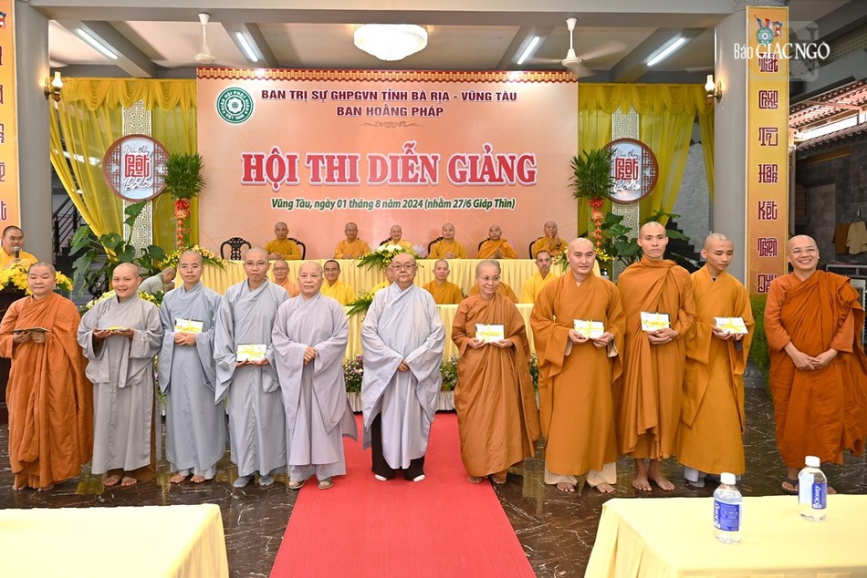 Trao chứng nhận tham gia hội thi diễn giảng đến Tăng Ni thí sinh Trao chứng nhận tham gia hội thi diễn giảng đến Tăng Ni thí sinh