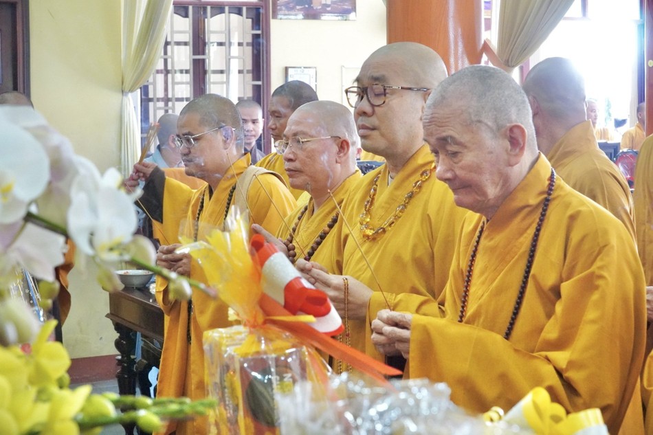Chư tôn đức thắp hương tưởng niệm trong Lễ Đại tường Thượng tọa Thích Thiện Trí Chư tôn đức thắp hương tưởng niệm trong Lễ Đại tường Thượng tọa Thích Thiện Trí