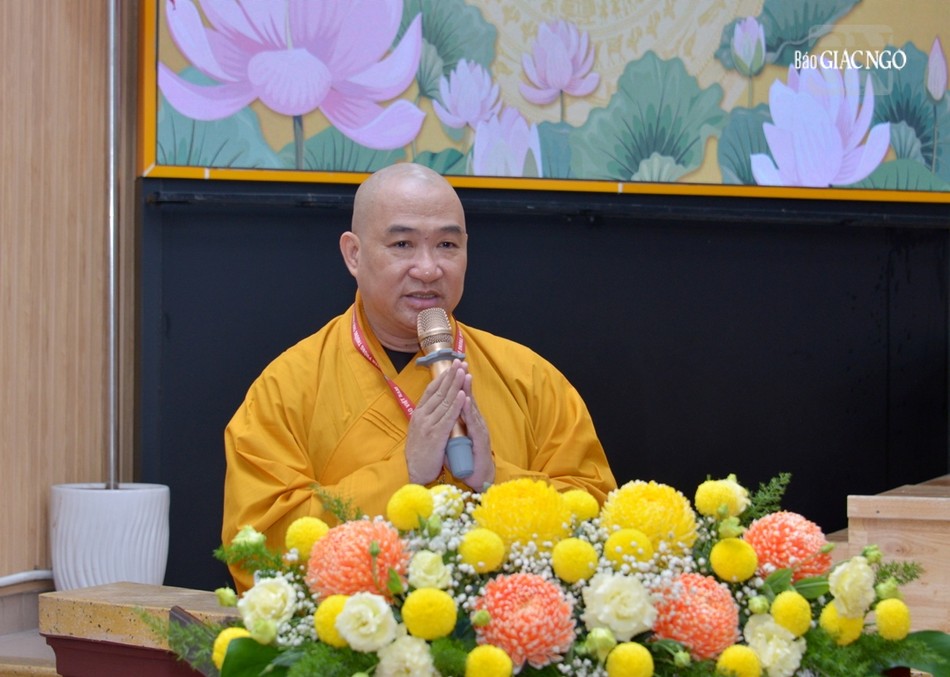 Thượng tọa Thích Phước Nguyên nêu nội dung trong ngày làm việc của Hội nghị